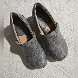 b.o.c Womens Size 8 Grey Snakeskin Pattern Clogs NWOT